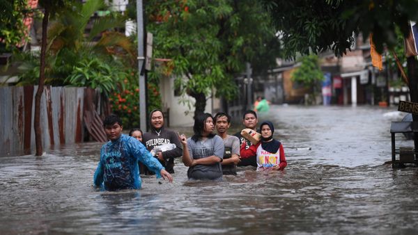 Semalaman Hujan Deras: Pintu Air Jakarta Meluap Buat 71 RT Kebanjiran