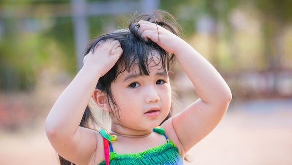 Tips Ajari Anak Merawat Rambut agar Tidak Mudah Tertular Kutu Rambut
