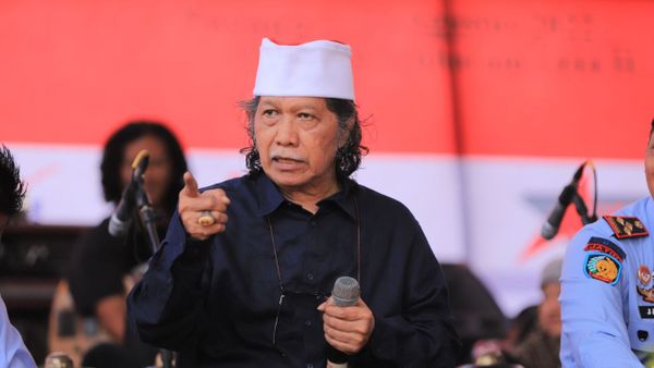 Cak Nun “Ikhlas” Diamuk Se-Indonesia Karena Hina Jokowi Firaun