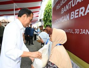 Jokowi Bakal Lanjutkan Program Bansos Beras hingga Akhir Tahun Jika APBN Memungkinkan