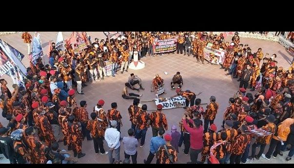 Berita Jateng: Pemuda Pancasila Sukoharjo Bakar Keranda PKI di Depan Gedung DPRD
