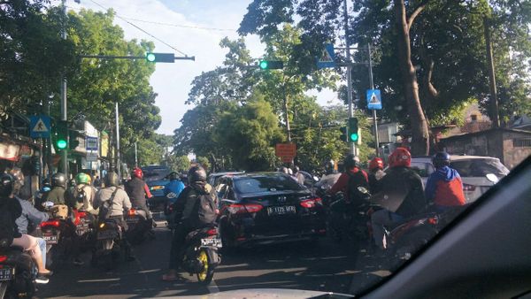 Dear Gubernur Anies Baswedan, Begini Kemacetan Parah di Flyover Lenteng Agung Saban Pagi