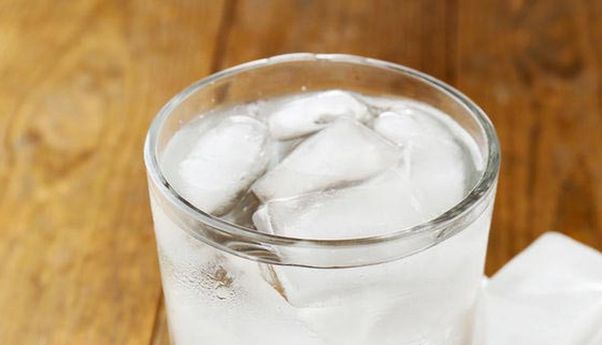 Alasan Jangan Minum Air Es di Tengah Cuaca Terik
