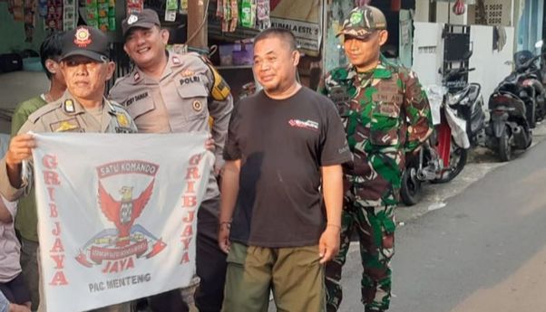 Petugas Gabungan Tertibkan Bendera Ormas GRIB Jaya di Kawasan Menteng