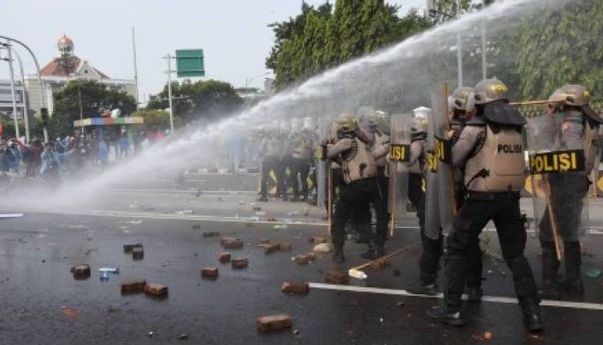 Di Balik Viralnya Kebrutalan Polisi Hajar Jurnalis Foto Peliput Demo Omnibus Law