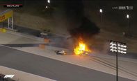 Ngeri! Mobil Romain Grosjean Tabrak Barrier hingga Terbakar dan Terbelah Dua