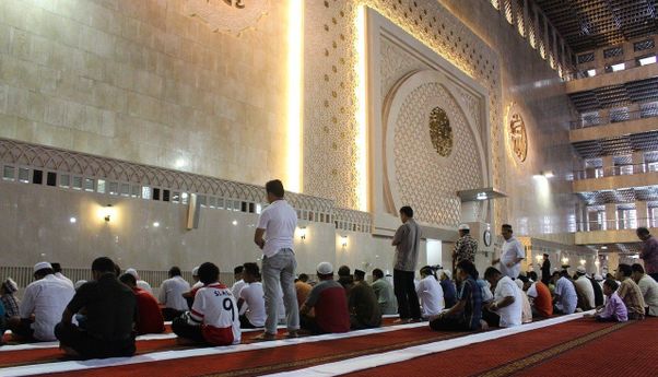 Bacaan Doa Qunut Latin Lengkap, dan Hadis-Hadis Pendukungnya