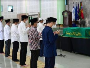 Layat Jenazah Artidjo Alkostar, Jokowi: Beliau Penegak Hukum Berintegritas Tinggi