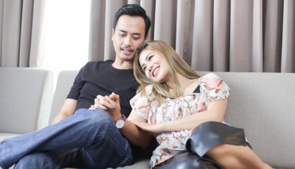 Cara Tetap Romantis Meski Suami Sibuk Kerja