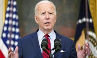 Beredar Foto Joe Biden Berlutut Minta Maaf di Hadapan Putra George Floyd, Benarkah?