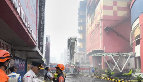 Pemadaman Glodok Plaza Masih Berlangung hingga Kamis Pagi usai Terbakar Semalam