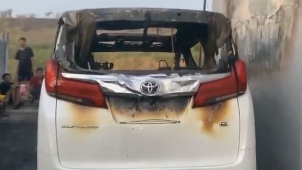Mobil Alphard Via Vallen Dibakar, Pelaku Terekam CCTV