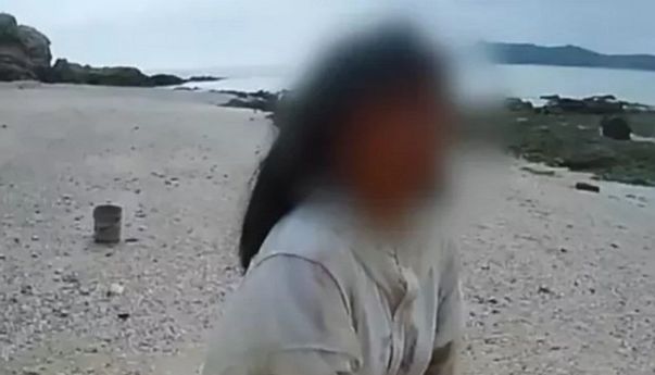 Orang Tua Ini Ajak Anaknya yang Manja dan Pemberontak Hidup di Pulau Terpencil untuk Beri Pelajaran Hidup