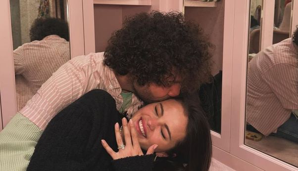 Selena Gomez Umumkan Tunangan dengan Pacarnya, Benny Blanco