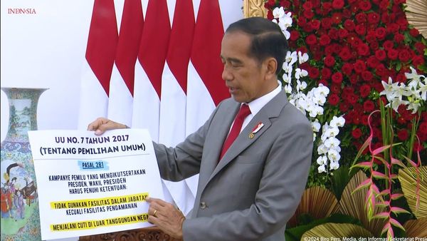 Jokowi Kembali Tegaskan Presiden Boleh Kampanye, Bawa Kertas Besar Bertuliskan Pasal UU Pemilu