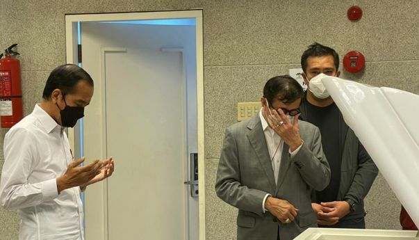 Di Depan Jokowi yang Berdoa, Yasonna Tak Bisa Tutup Kesedihan Ditinggal Istri Elisye W Ketaren