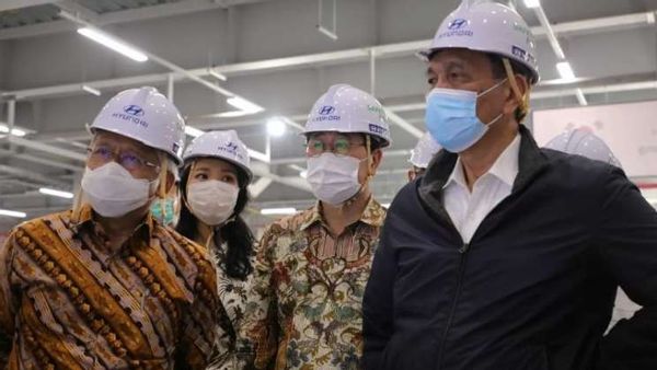 Luhut Kunjungi Pabrik Mobil Listrik Hyundai di Bekasi dan Sampaikan Apresiasinya