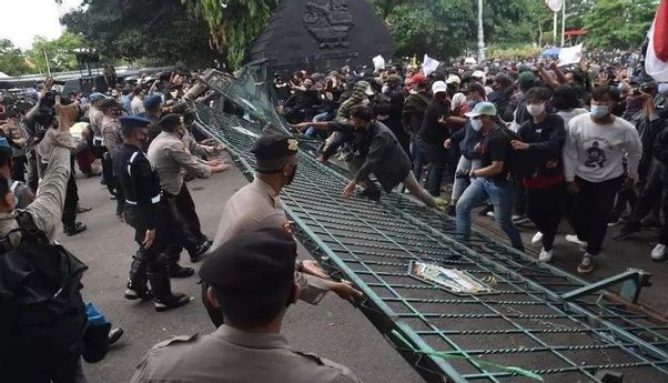 Berita Jateng: Demo UU Cipta Kerja di DPRD Jateng Panas, Ratusan Orang Dipulangkan, 4 Mahasiswa Masih Diperiksa