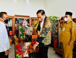 Usai Resmikan Bandara Ngloram Blora, Presiden Jokowi Beli Batik Hingga Lukisan Hasil UKM Setempat