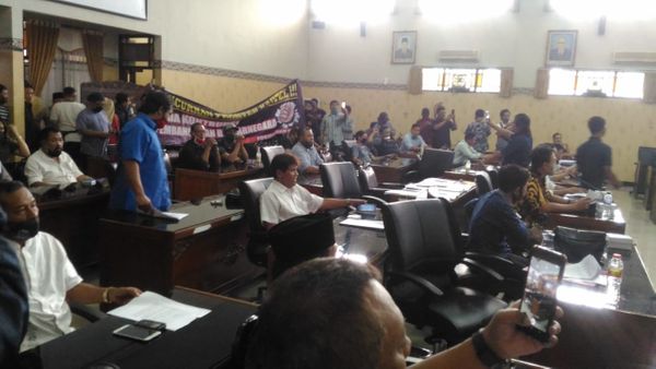 Berita Jateng: Tak Transparan, Ratusan Kontraktor Sambangi Kantor DPRD Banjarnegara