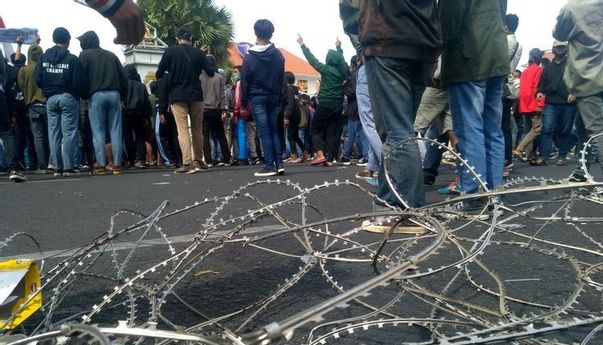 Brutal! Anggota BEM Universitas Dayanu Ikhsanuddin Diduga Tertembak Saat Unjuk Rasa Tolak UU Cipta Kerja
