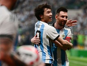 Masih Ingat Pria yang Nekat Peluk Messi di Beijing? Kini Ditangkap dan Dilarang Masuk Stadion Setahun