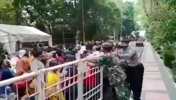Peserta Vaksin di GOR Tawangalun Jebol Pagar, Warganet: Cie Rebutan, Waktu Landai Gak Ada yang Mau