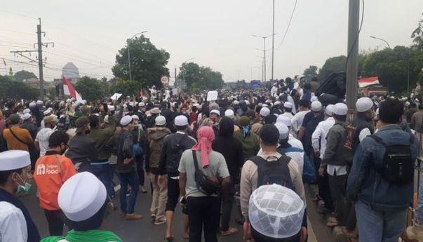 Aksi Lempar Batu dari Simpatisan Rizieq Shihab kepada Polisi Tak Terhindari di Area Dekat Gedung Sidang