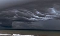 Pengunjung Pantai Ini Dihebohkan dengan Fenomena Asperitas di Langit, Kayak Kiamat!
