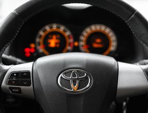 Penjualan Mobil Menurun, Toyota Malah Menaikkan Harga