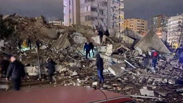 Turki Diguncang Gempa 7,8 M, Korban Tewas Capai 15 Orang