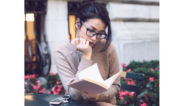 Membaca Buku dan Meditasi, Inilah Kebiasaan Baik yang Dilakukan Perempuan Sukses, Wajib Ditiru!