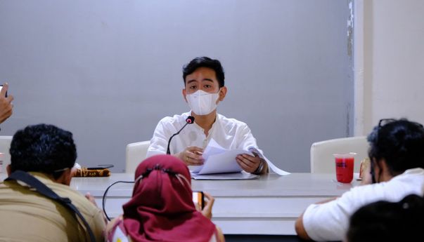 Kantor Gibran Rakabuming Kasih 'Bonus' Pengantar Lansia yang Mau Divaksin