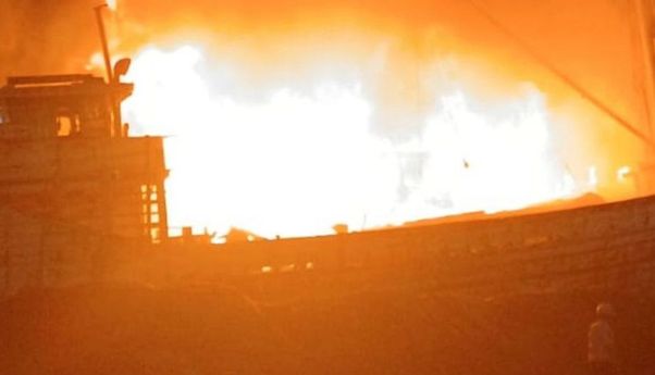 Dua Kapal di Pelabuhan Sunda Kelapa Terbakar, Petugas Kerahkan 15 Unit Damkar