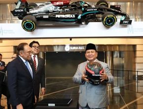 Momen Lucu Pertemuan Presiden Prabowo dan PM Malaysia Anwar Ibrahim, Dikasih Helm Minta Mobil F1