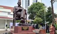 Filosofi Mendalam di Balik Patung Bung Karno Baca Buku di Lemhannas