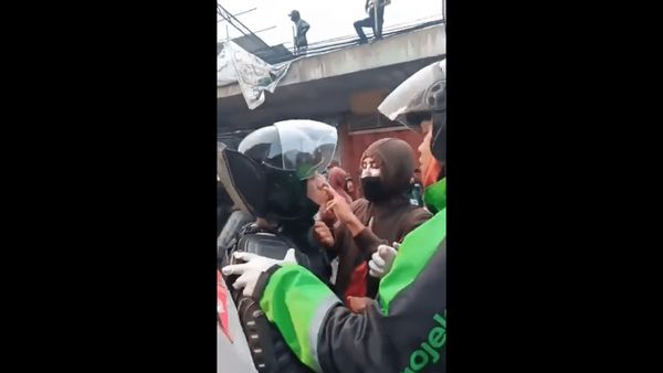Demo UU Ciptaker di Jogja: Viral Video Mahasiswa dan Ojol Bantu Polisi Oles Pasta Gigi Halau Gas Air Mata