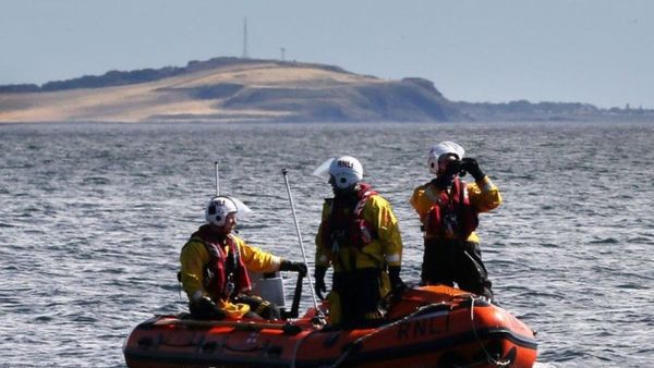 Cewek Ini Rela Berenang ke Laut Selama 2 Jam Demi Bertemu Pacar, Bagaimana Nasibnya