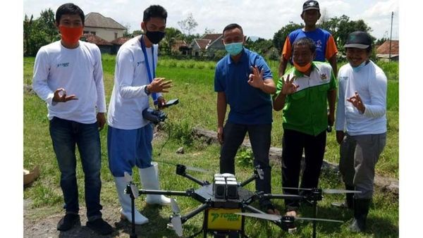 Menginspirasi, Petani Kalasan Gunakan Drone untuk Menyemprot Hama