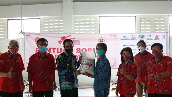 Masyarakat Tionghoa Serahkan Ribuan Paket Beras dan Masker pada Pemkot Yogyakarta