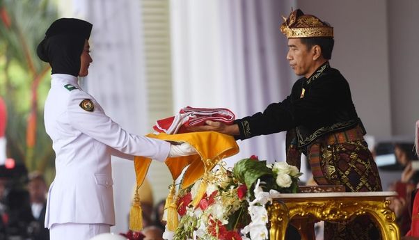 Sering Tampil Beda, Apa Makna Baju Adat Jokowi?