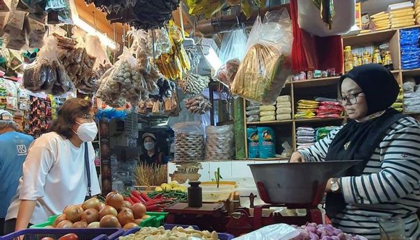 Sri Mulyani Blusukan ke Pasar Santa, Jelaskan Tak ada Pajak Sembako: Jangan Mudah Terhasut