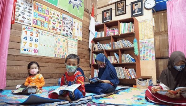 Menginspirasi! Buruh Bangunan di Demak Dirikan Taman Baca untuk Anak-Anak