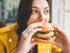 Cara Makan Burger yang Benar Layaknya Seorang Pro agar Tak Terkesan Norak dan Tetap Rapi