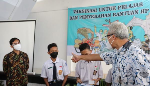 Kantornya Gibran Rakabuming Kasih Redmi Note 9A ke Pelajar Usai Divaksin