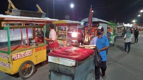 Berita Jateng: Direlokasi, PKL Alun-Alun Kota Tegal Lakukan Selamatan dan Arak-Arakan