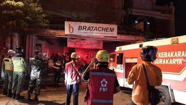 Berita Jateng: Toko Bahan Kimia Bratachem Solo Terbakar, Petugas Damkar Kesulitan Padamkan Api