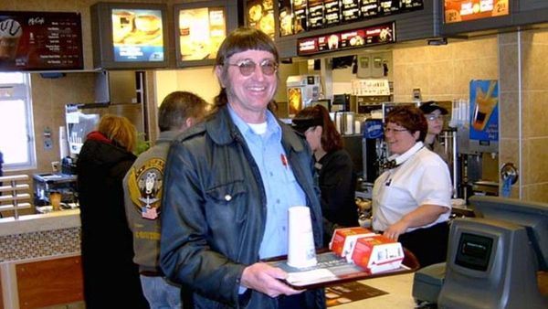 Pria Ini Cetak Rekor Dunia Makan Burger Big Mac Terbanyak Selama 49 Tahun!