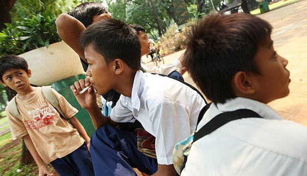 Berita Kriminal: Seorang Guru Dihajar Habis oleh Wali Murid Lantaran Hukum Anaknya Untuk Merokok Tai Ayam