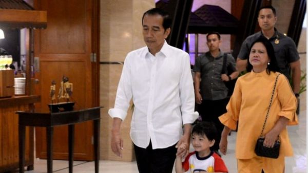 Keseruan Kakek-Cucu, Hampir Saban Malam Jokowi-Jan Ethes Video Call